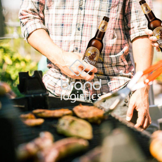 Kozel Premium Lager Moodbild Grillen
