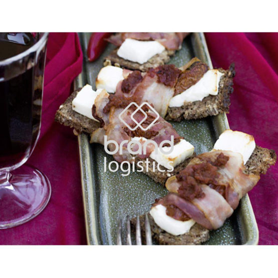 Brotpralinen mit Fetakäse, getrockneten Tomaten, Speck und feurigem Pesto