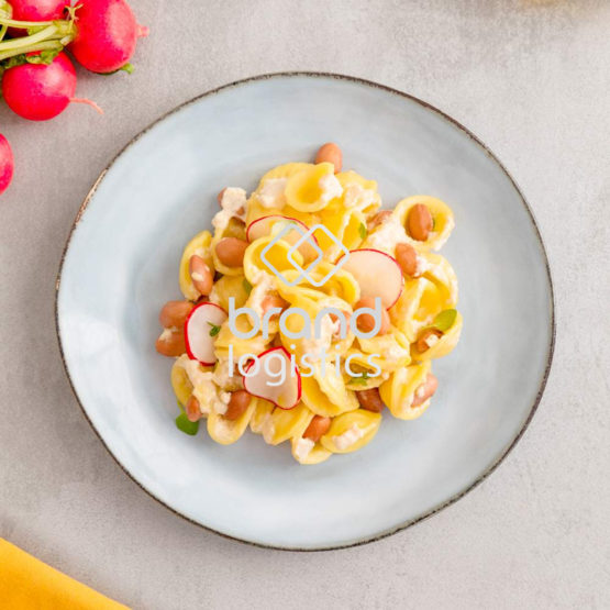 Orecchiette mit Aubergine, Büffelmozzarella, Radieschen und Borlottibohnen