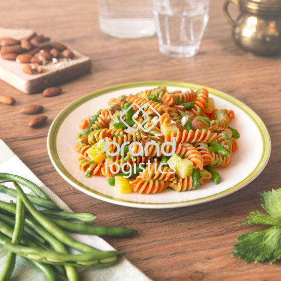 Rote Linsen Fusilli „alla Ligure“ mit Sellerie-Pesto, grünen Bohnen und Mandeln