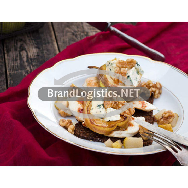 Gegrillte Hähnchenbrust mit Birne, Roquefort und Walnüssen auf Pumpernickel