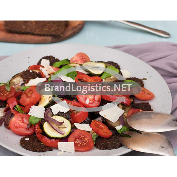 Ratatouille-Salat mit Pumpernickel-Brotchips