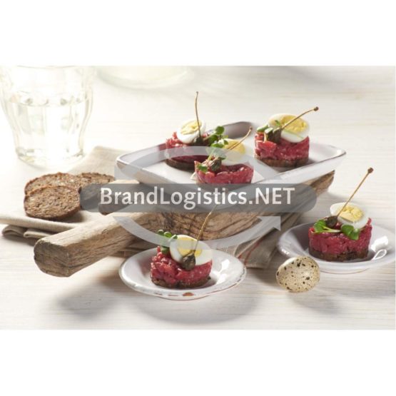 Canapés mit Rindertatar und gekochtem Wachtelei