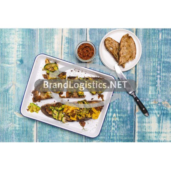 Eingelegte, marinierte Zucchini auf geröstetem Brot