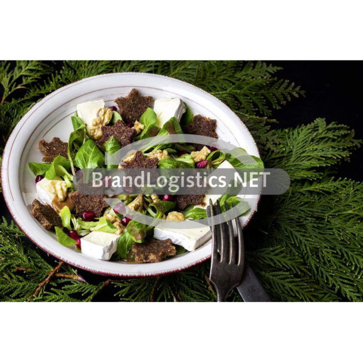 Weihnachtlicher Feldsalat mit Granatapfel, Camembert und Vollkornbrotsternen